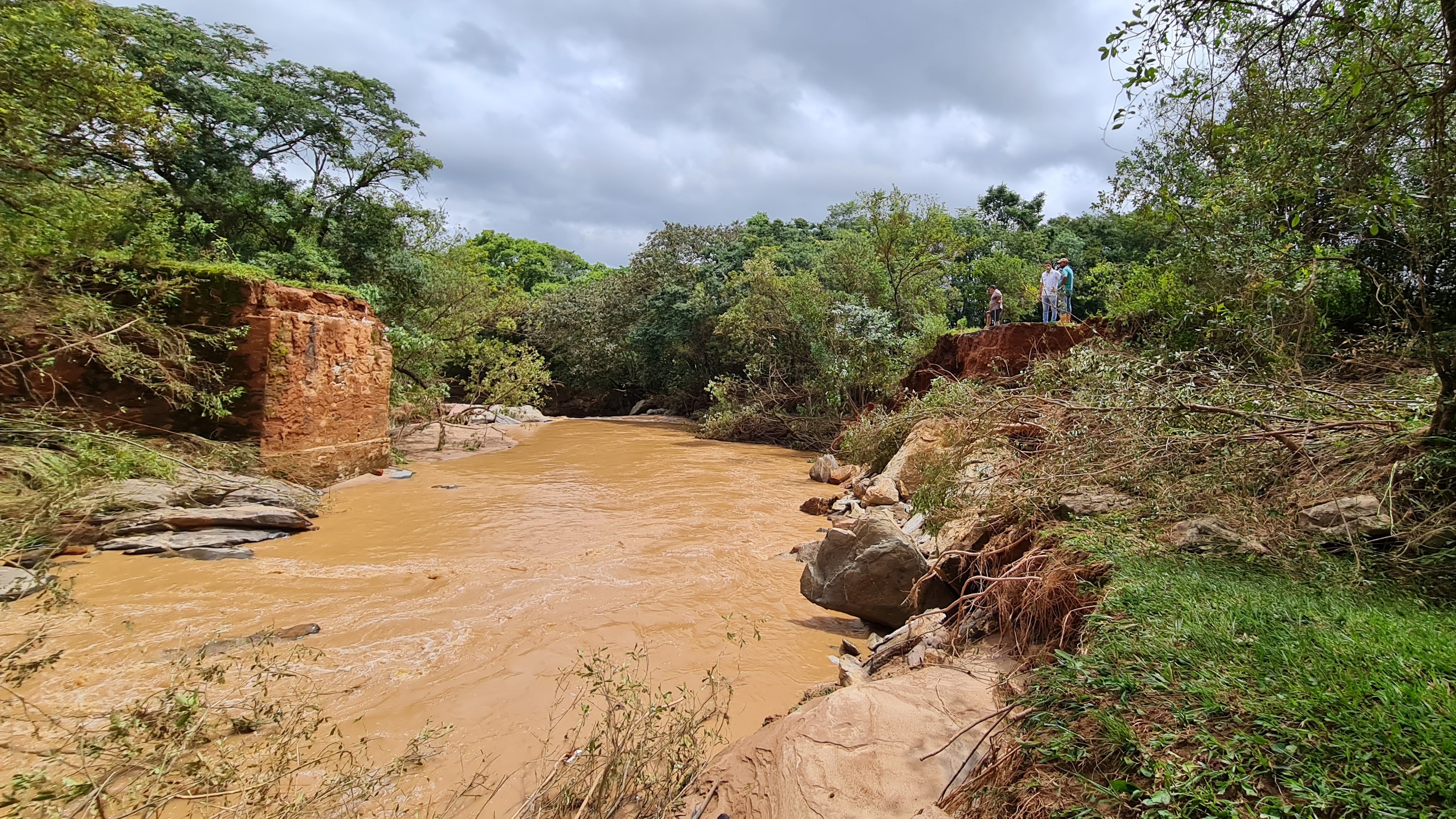 Vereadores solicitam providências quanto às pontes que desabaram em decorrência das chuvas