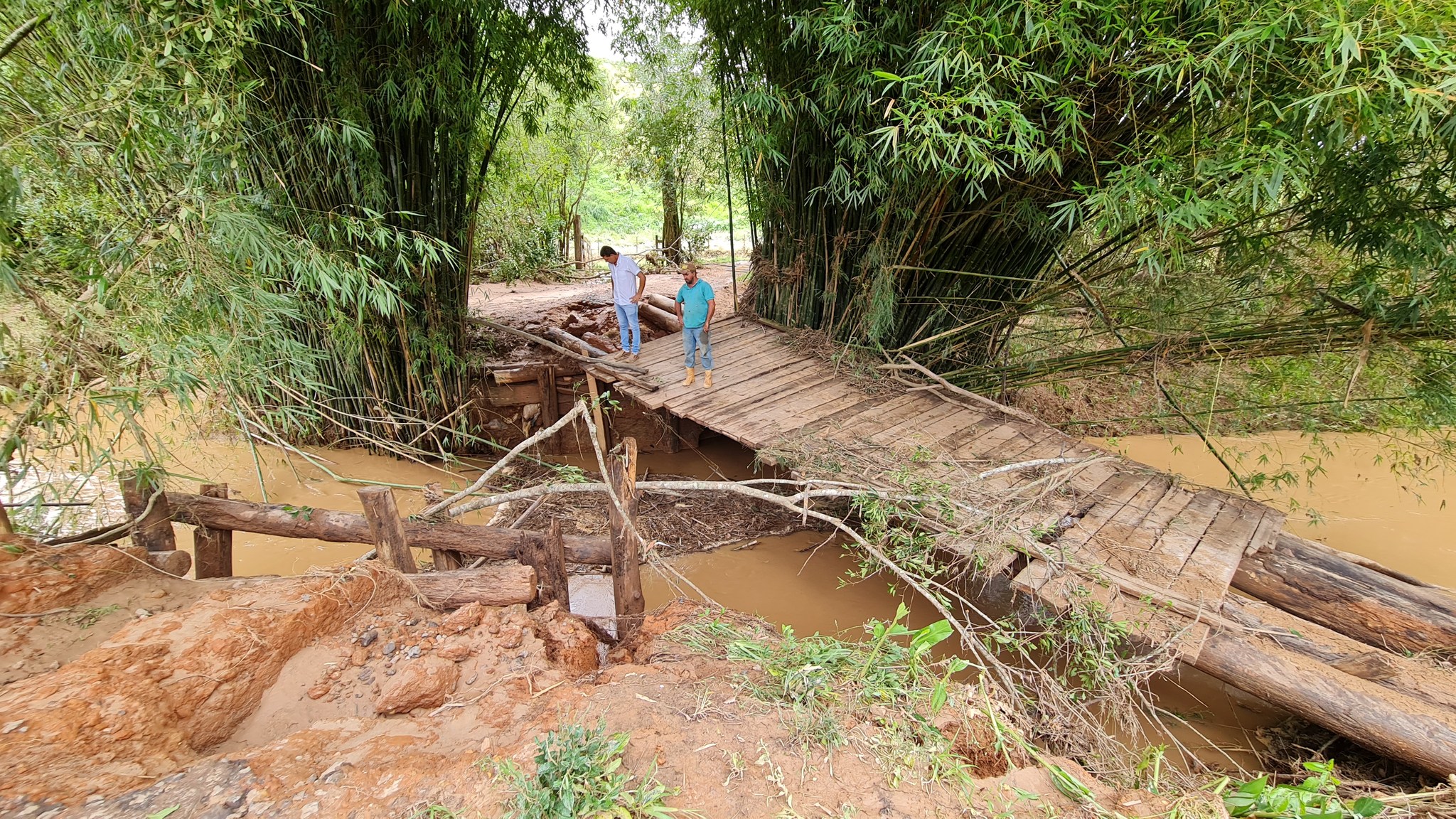 Vereadores solicitam providências quanto às pontes que desabaram em decorrência das chuvas